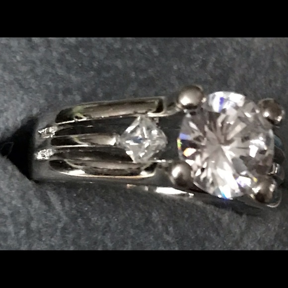 Silver Round Cut CZ Gem Ring 8 W/Gift Bag - Picture 3 of 7